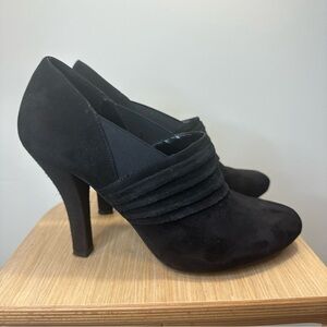 Me Too Black Suede Jester Booties Heels Pumps Size 10 M Comfort No Slip Stretch